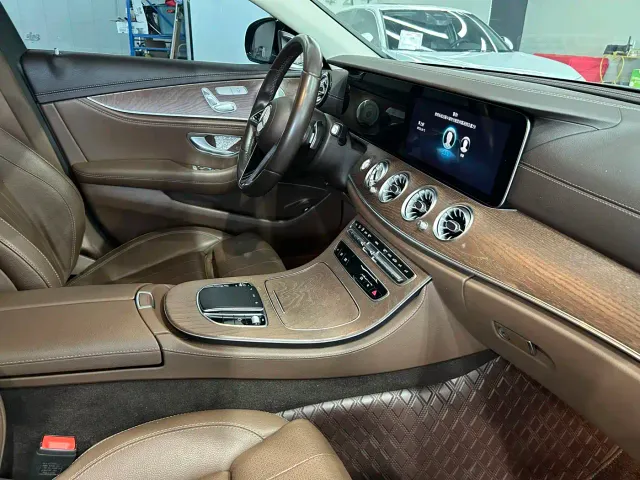Mercedes-Benz E-Class — Фото автомобиля 12