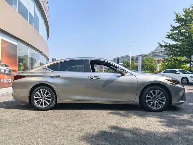 Lexus ES — Фото автомобиля 3
