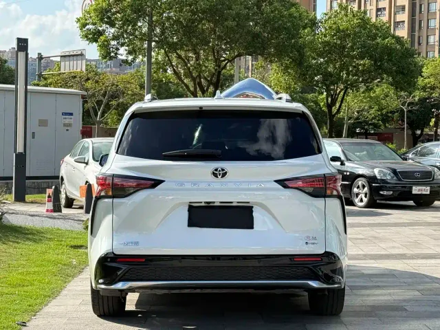 Toyota Granvia — Фото автомобиля 3