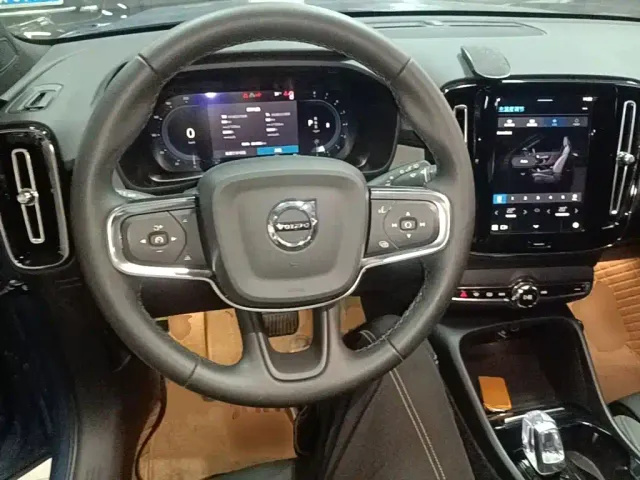 Volvo XC40 — Фото автомобиля 10