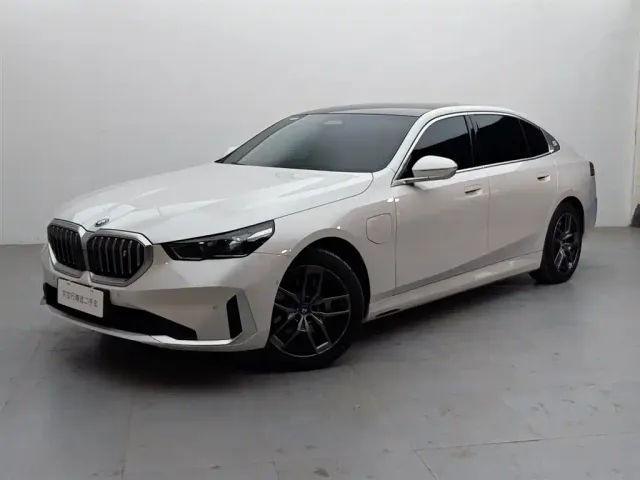 Фотография автомобиля — BMW i5