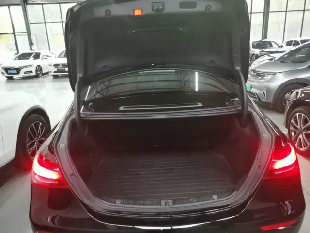 Mercedes-Benz E-Class — Фото автомобиля 18