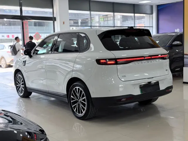 Leapmotor B10 — Фото автомобиля 6