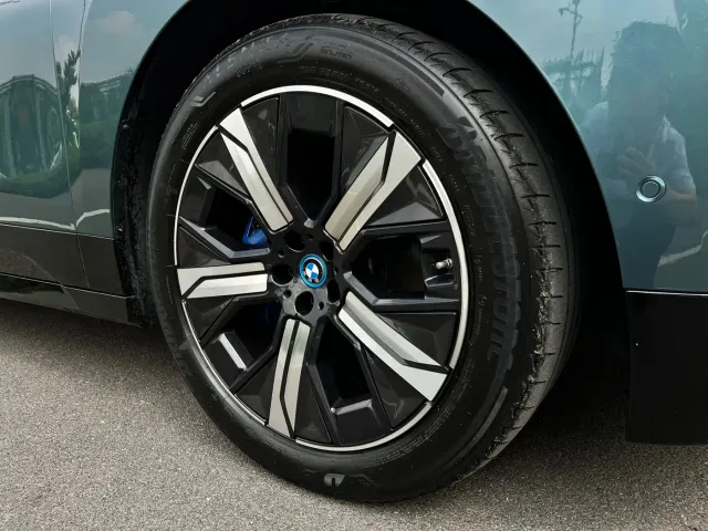 BMW iX — Фото автомобиля 16