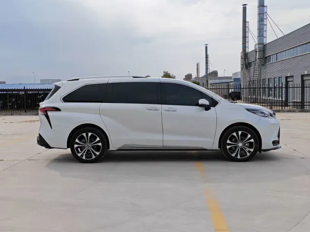 Toyota Toyota Sienna 2021 2.5L Hybrid Platinum Edition — Фото автомобиля 4