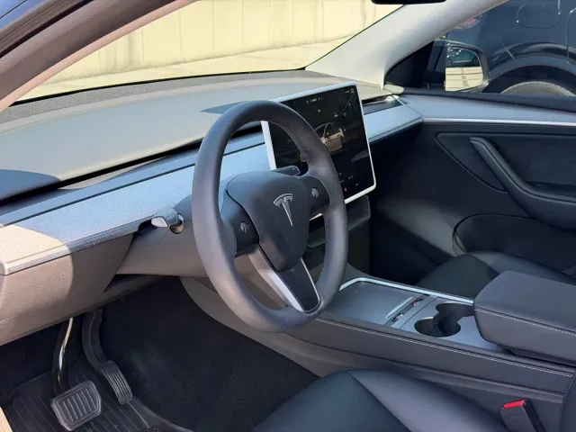 Tesla Model Y — Фото автомобиля 5