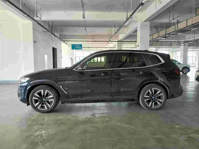 BMW iX3 — Фото автомобиля 3