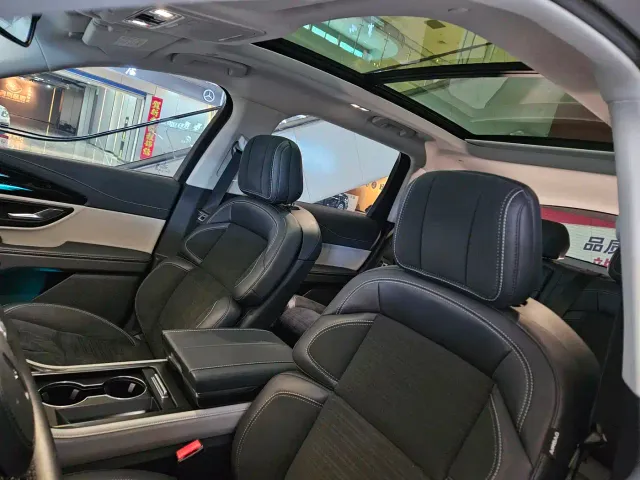 Lincoln Nautilus 2025 2.0T AWD Prestige Hybrid — Фото автомобиля 13