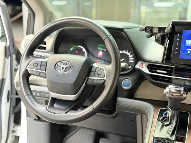 Toyota Sienna — Фото автомобиля 9