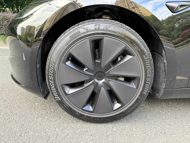 Tesla Model 3 — Фото автомобиля 4