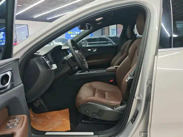 Volvo XC60 — Фото автомобиля 9