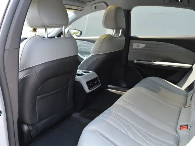 Geely Galaxy E8 — Фото автомобиля 8