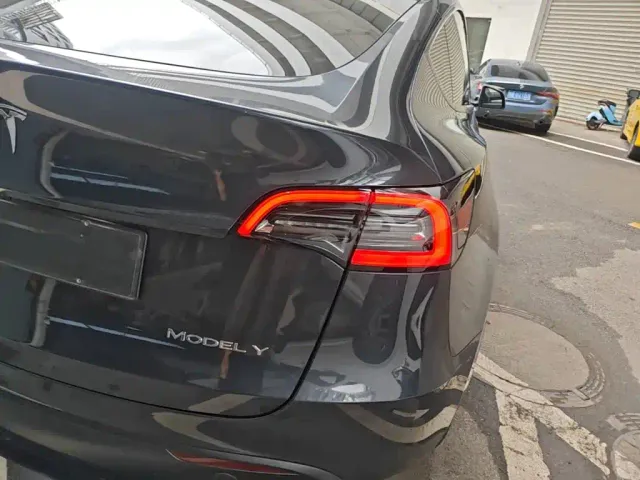 Tesla Model Y — Фото автомобиля 7