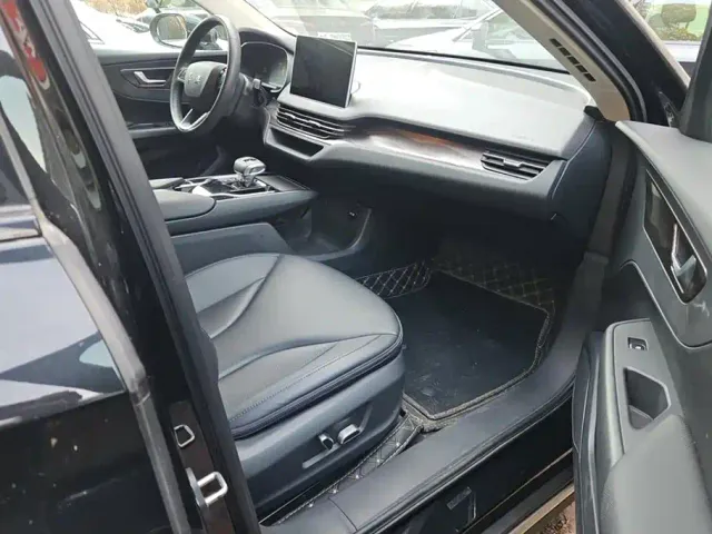 Hongqi E-QM5 — Фото автомобиля 8