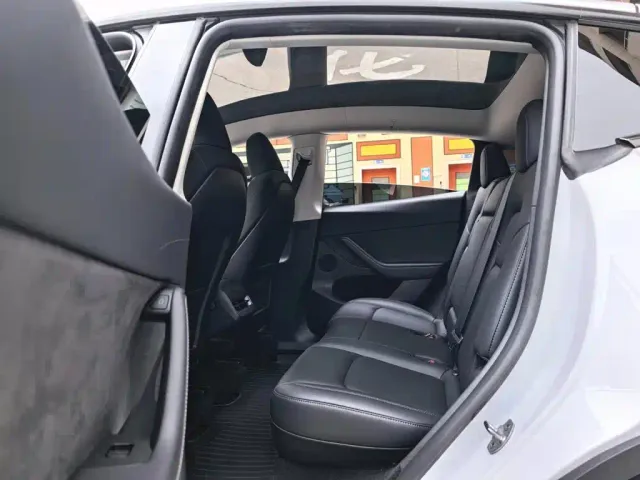 Tesla Model Y — Фото автомобиля 15