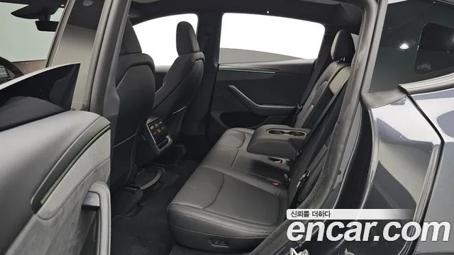 Tesla Model Y — Фото автомобиля 16