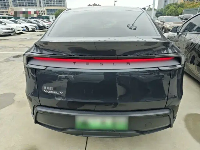 Tesla Model Y — Фото автомобиля 5
