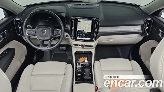 Volvo XC40 — Фото автомобиля 10
