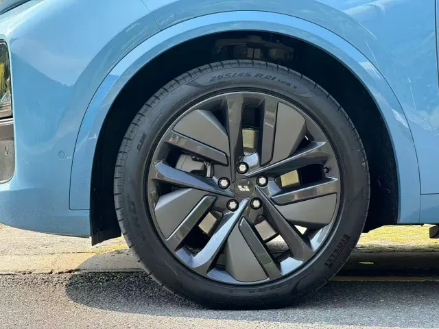 Li Auto L8 — Фото автомобиля 15
