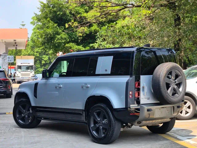 Land Rover Defender — Фото автомобиля 9