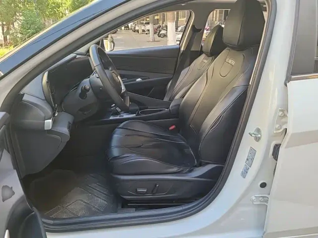 Hyundai Elantra 2022 1.5L CVT LUX Premium Edition — Фото автомобиля 11