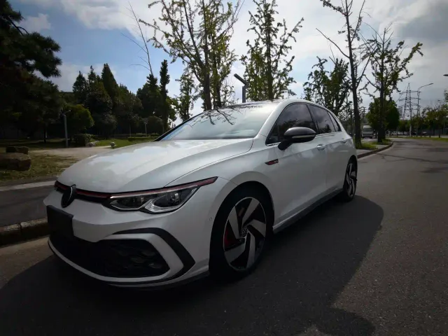 Фотография автомобиля — Volkswagen Golf GTI