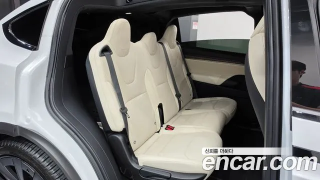 Tesla Model X — Фото автомобиля 11