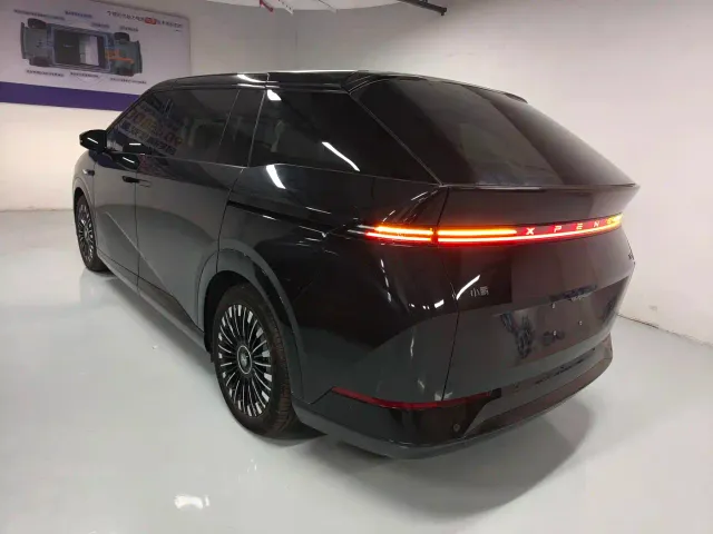 Xpeng X9 — Фото автомобиля 6