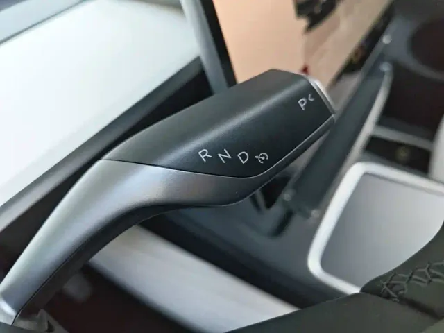 Tesla Model Y — Фото автомобиля 13