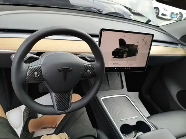 Tesla Model Y — Фото автомобиля 9