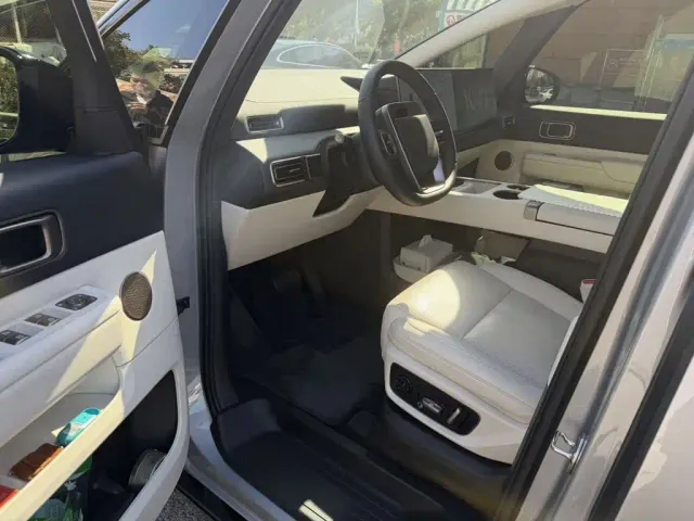 Li Auto MEGA — Фото автомобиля 4