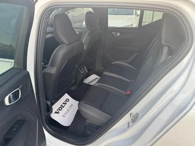 Volvo XC40 — Фото автомобиля 4