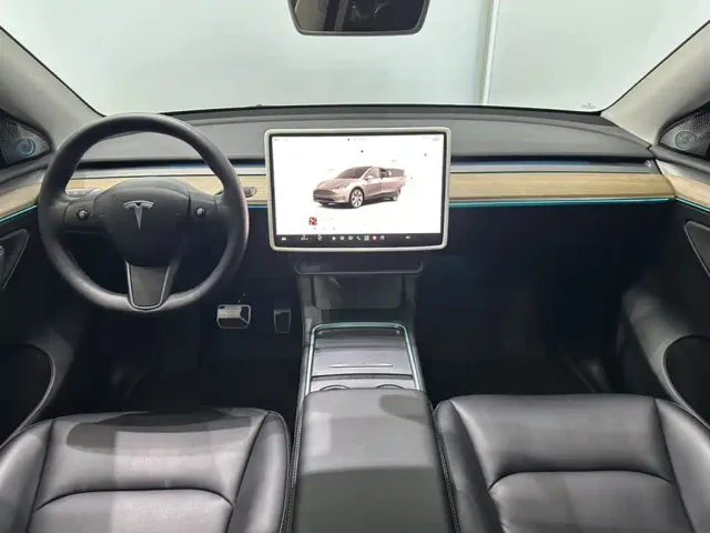 Tesla Model Y — Фото автомобиля 12