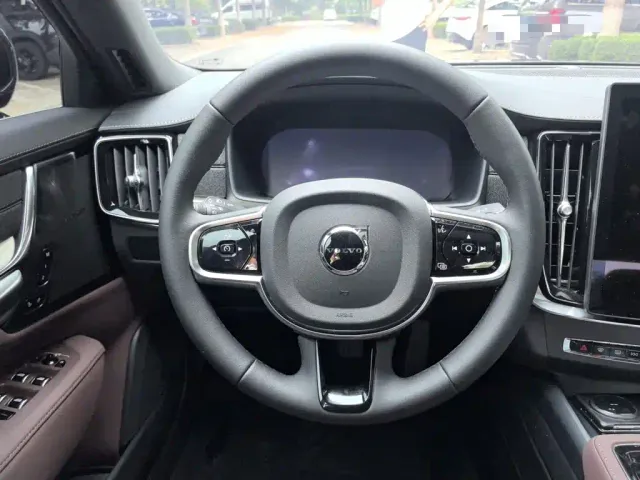 Volvo S90 — Фото автомобиля 2