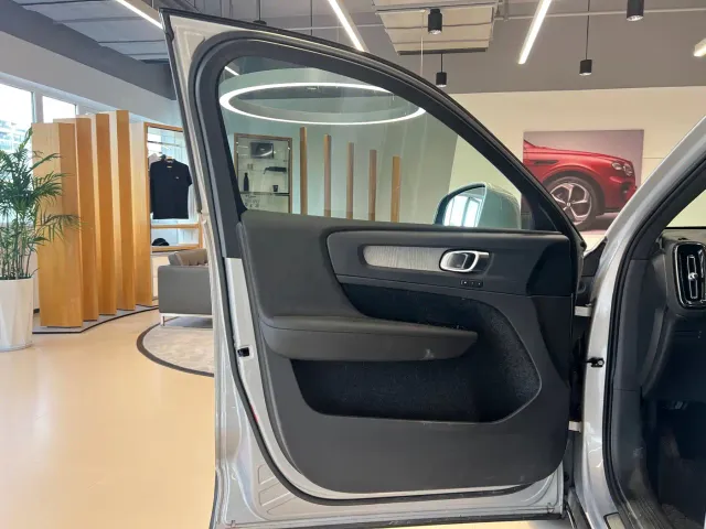 Volvo XC40 — Фото автомобиля 7