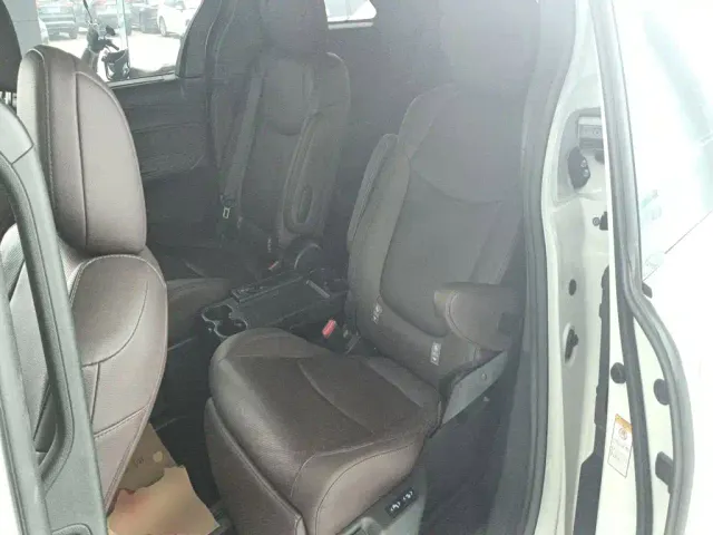 Toyota Sienna — Фото автомобиля 12