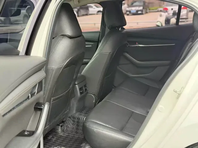 Mazda Axela — Фото автомобиля 6