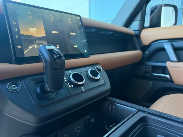 Land Rover Defender — Фото автомобиля 9
