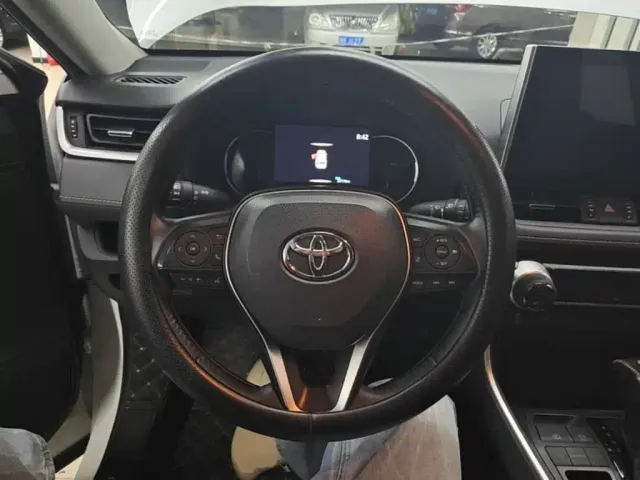 Toyota RAV4 — Фото автомобиля 10