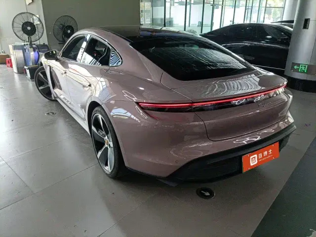 Porsche Taycan — Фото автомобиля 9