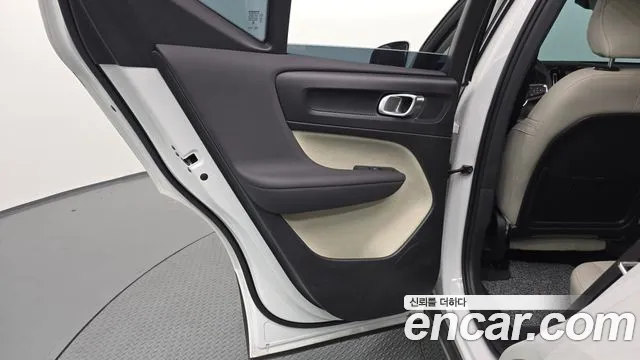 Вольво XC40 — Фото автомобиля 6