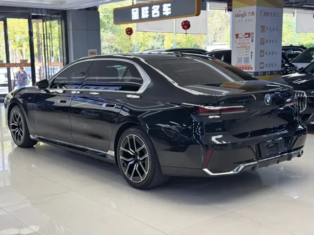BMW 7 Series — Фото автомобиля 15