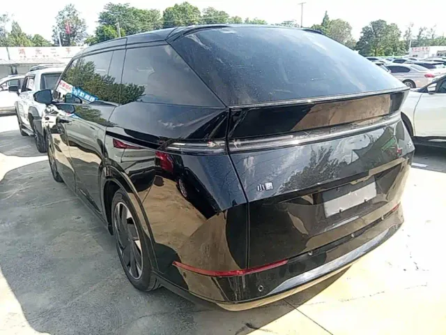Xpeng X9 — Фото автомобиля 4