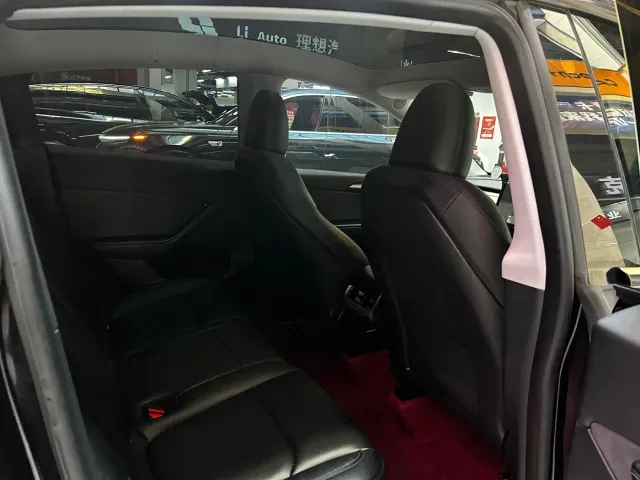 Tesla Model Y — Фото автомобиля 11