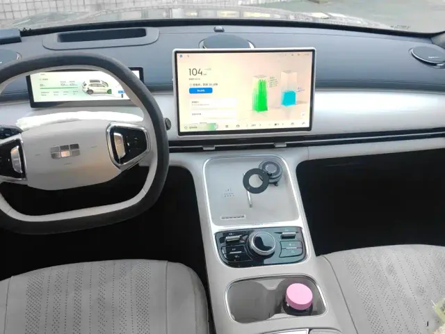Geely Galaxy Starship 7 EM-i — Фото автомобиля 12
