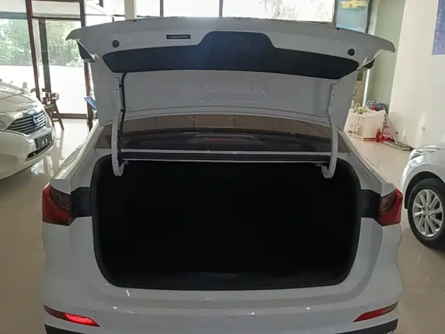 Roewe i5 — Фото автомобиля 18