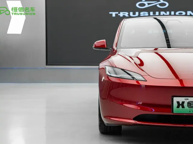 Tesla Model 3 — Фото автомобиля 8