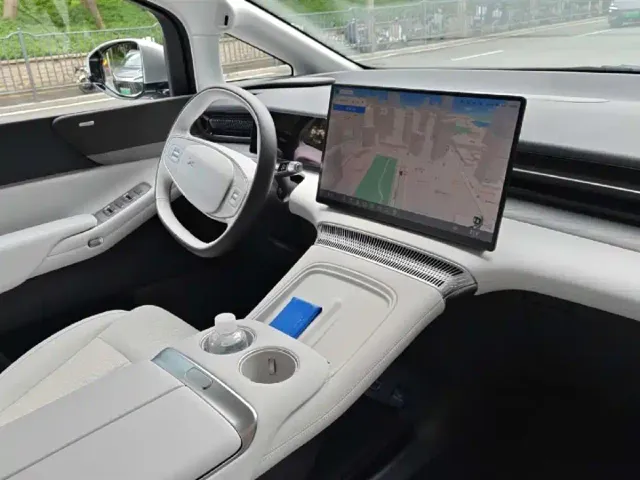 Xpeng X9 — Фото автомобиля 9