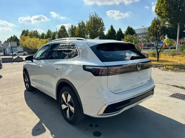 Volkswagen Tiguan L — Фото автомобиля 11
