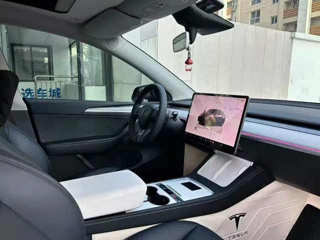 Tesla Model Y — Фото автомобиля 11
